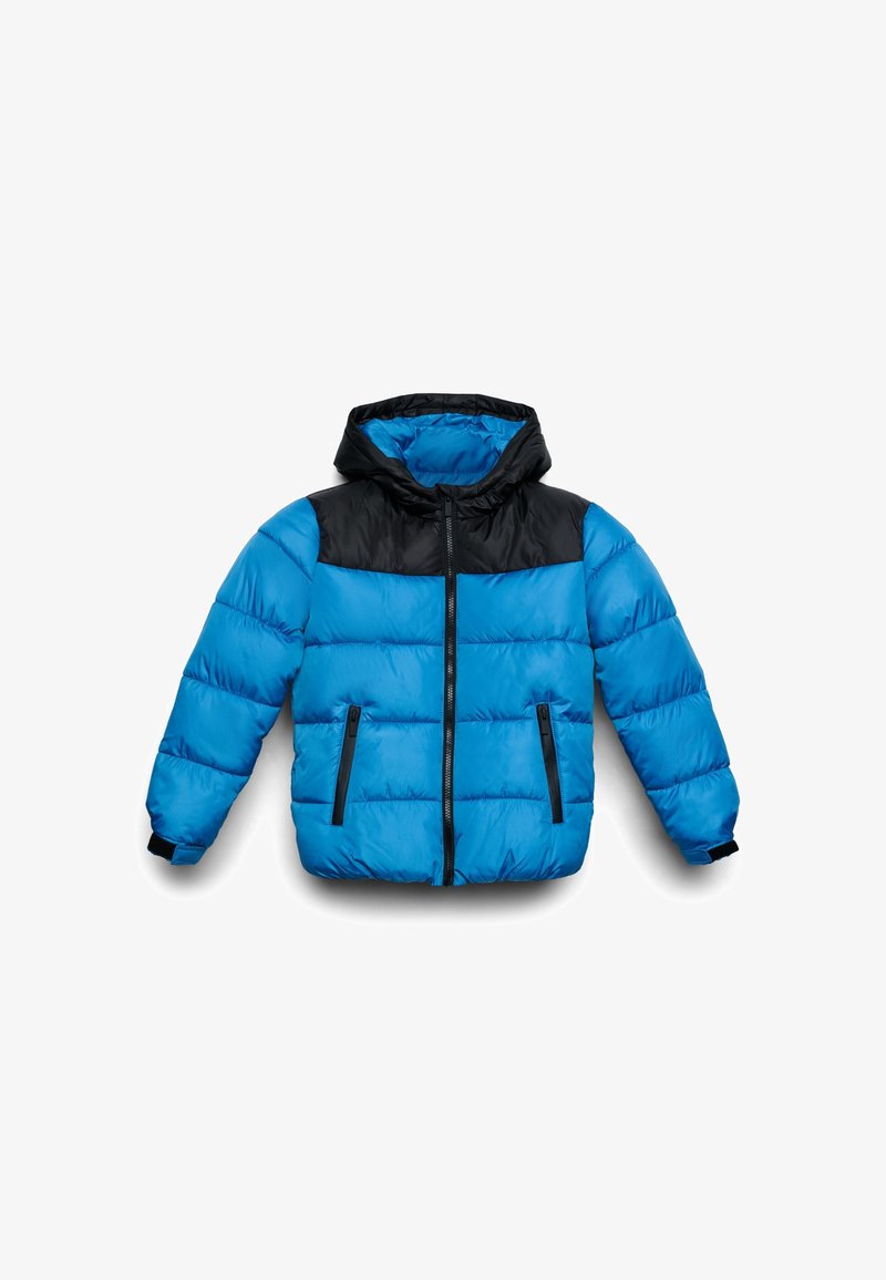 Blau- und schwarz gepolsterte Winterjacke mit Kapuze, vorderem Reißverschluss und seitlichen Reißverschlusstaschen auf weißem Hintergrund.
