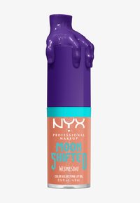 Olio labbra regolatore di colore NYX Moon Shifted in un contenitore trasparente. La parte superiore presenta un design di mano viola. L'etichetta include il nome del marchio e i dettagli del prodotto in colori vivaci.
