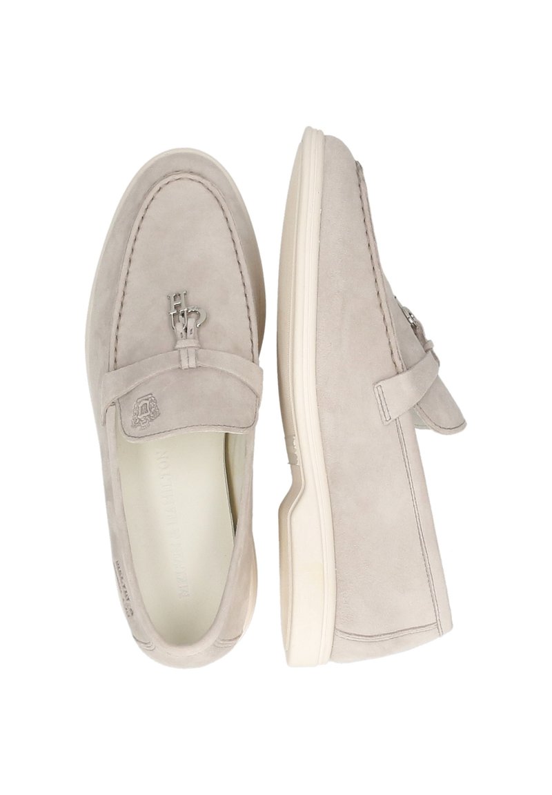 Sauv pelle loafers i lys grå, med en dekorativ metallaccent, sømdetaljer og en hvit gummisåle for godt feste og komfort.