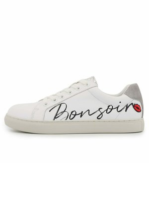 Baskets en cuir blanc avec une inscription noire "Bonsoir", une empreinte de rouge à lèvres rouge et un accent en suede gris au niveau du talon. Elles possèdent une semelle en caoutchouc texturée.