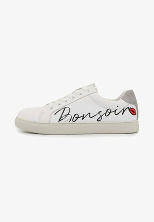 Baskets en cuir blanc avec une inscription noire "Bonsoir", une empreinte de rouge à lèvres rouge et un accent en suede gris au niveau du talon. Elles possèdent une semelle en caoutchouc texturée.