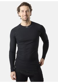 Zwart langemouwen onderlaag shirt met een geribbelde textuur en ronde halslijn, ontworpen voor warmte en comfort tijdens sportieve activiteiten.