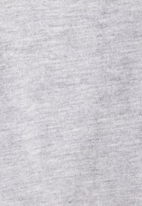 Lysegråt stof med en blød, tekstureret strik. Diskret meleret mønster med lette variationer i skygger. Velegnet til beklædningsformål.