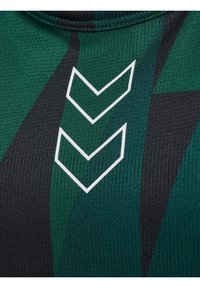 Grünes und schwarzes Sportshirt mit strukturiertem Stoff, das ein weißes Chevron-Design auf der Vorderseite aufweist. Nahaufnahme des Halsausschnitts und des Musters.