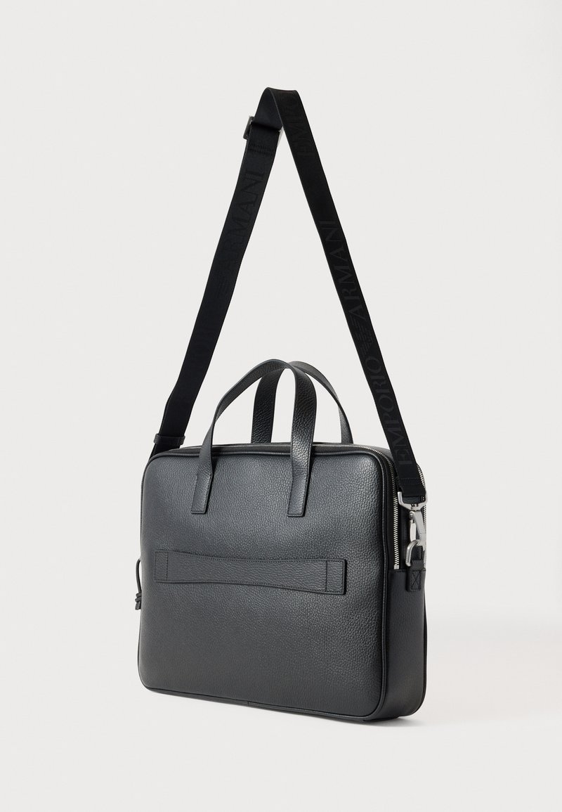 Valigetta nera in pelle con doppio manico superiore, tracolla regolabile, superficie testurizzata, tasca anteriore e accessori in metallo color argento.