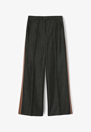 Pantaloni largi de culoare gri închis cu dungi laterale maro și bej, buzunare frontale, nasture și închidere cu fermoar la talie.