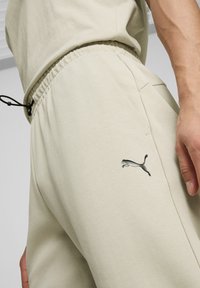 Puma RAD CAL - Treniņtērpa apakšdaļas - desert dust