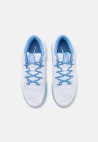Scarpe da ginnastica bianche con tomaia in rete, dettagli azzurri e lacci coordinati. Presentano una suola testurizzata e un colletto imbottito.