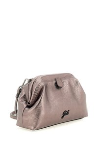 Borsa a mano in rosè metallico con finitura testurizzata. Caratterizzata da una chiusura con zip, tracolla removibile e accentuazione del logo sulla parte anteriore.