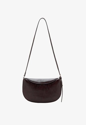 Sac à épaule en cuir brun foncé avec une forme incurvée, une sangle fine et une texture lisse. Il possède un rabat supérieur et des accents matériels minimes.