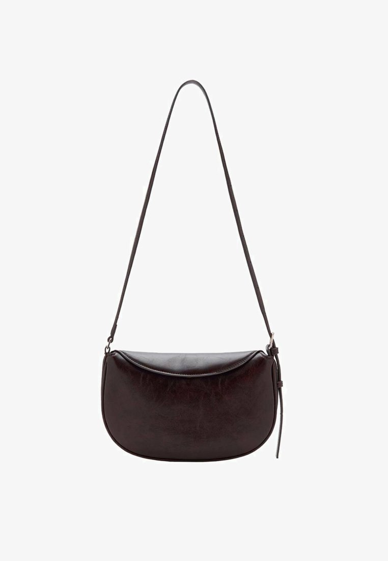 Dunkelbraune Leder-Schultertasche mit einer geschwungenen Form, schmalem Gurt und glatter Textur. Verfügt über eine abnehmbare Klappe und minimale Hardwareakzente.