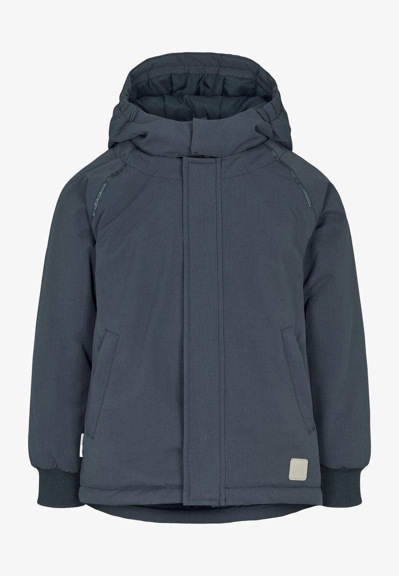 Jachetă de iarnă căptușită de culoare albastru închis, cu glugă, buzunare frontale, mansete elastice și fermoar frontal acoperit de un capac.