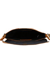 Tanfarbene Leder-Clutch mit glatter Textur, ausgestattet mit einem Innenfutter aus Navy-Stoff, Metallbeschlägen und einem Druckknopfverschluss. Offenes Design mit einem Fach.
