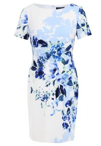 Blommig klänning med korta ärmar, båtringning och figurnära passform. Designen innehåller blå och gröna blommönster på vit bakgrund.