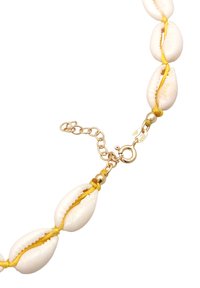 Halskette aus weißen Muscheln mit einer gelben Schnur und goldfarbener Hardware. Enthält einen Karabinerhaken und einen Verlängerungsketten für verstellbare Länge.
