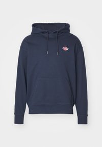 Felpa con cappuccio blu navy realizzata in tessuto morbido. Presenta una tasca frontale, cappuccio con cordino e un piccolo logo sul petto.