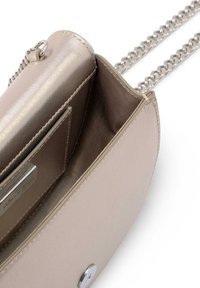 Bolso cruzado de cuero beige claro con un brillo metálico, correa de cadena, slot interno para tarjetas y cierre de botón circular plateado.