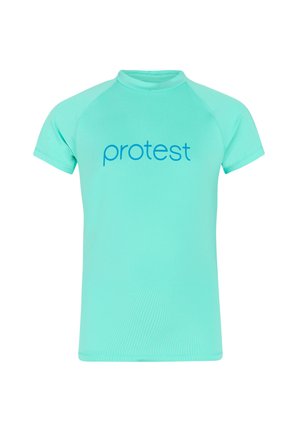 Lichtblauw T-shirt met korte mouwen en ronde hals met het woord "protest" in blauw bedrukt op de borst.