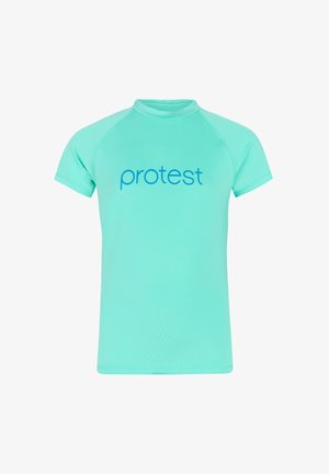 Lichtblauw T-shirt met korte mouwen en ronde hals met het woord "protest" in blauw bedrukt op de borst.