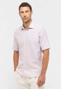 Korte mouwen, lichtpaarse shirt van linnen, met een puntige kraag, knopen aan de voorkant en een relaxte pasvorm.