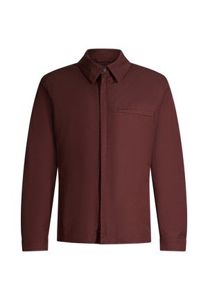 Dunkelbraunes Herrenhemd mit langen Ärmeln, Kragen, verdeckter Knopfleiste und einer einzelnen waagerechten Brusttasche auf der linken Seite.