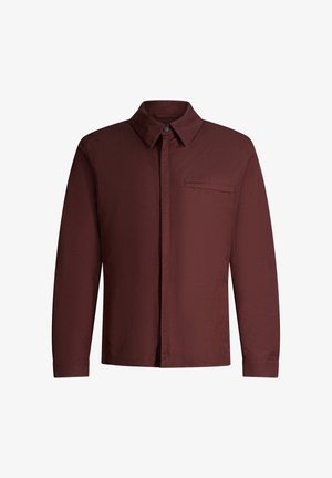 Dunkelbraunes Herrenhemd mit langen Ärmeln, Kragen, verdeckter Knopfleiste und einer einzelnen waagerechten Brusttasche auf der linken Seite.