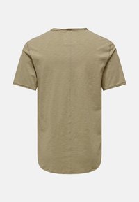 Beige Baumwoll-T-Shirt, kurze Ärmel, runder Ausschnitt und abgerundetem Saum. Auffallend glatte Textur mit sichtbaren Nahtdetails entlang des Rückens.