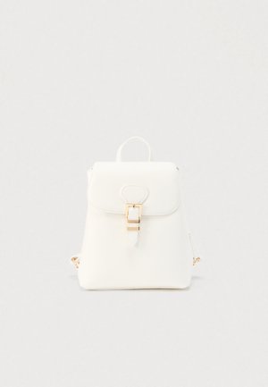 Bijeli kožni ruksak s teksturiranom površinom, sadrži zlatnu kopču i detalje na remenu. Jednostavan, strukturiran dizajn s gornjom ručkom.