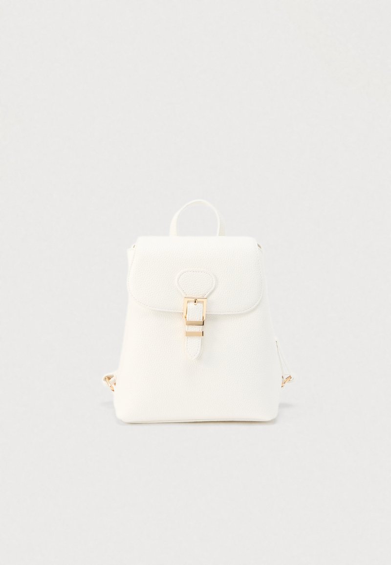 Λευκό δερμάτινο σακίδιο με υφή στην επιφάνεια, με χρυσ ό κούμπωμα και λεπτομέρειες λουριού. Απλός, δομημένος σχεδιασμός με χειρολαβή στην κορυφή.