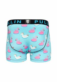 Boxer shorts bleus ornés de flamants roses et de licornes blanches dans des anneaux gonflables, ceinture noire avec le logo "PULLIN", texture de tissu lisse.