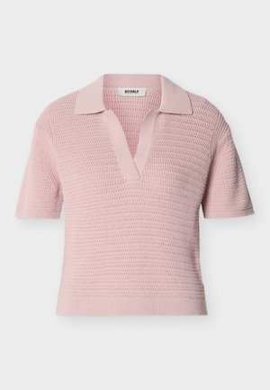 Polo en maille rose clair à manches courtes avec motif texturé, col en V ouvert et étiquette de la marque ECOALF à l'intérieur du col.