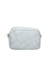 Borsa in pelle bianca intrecciata con forma rettangolare, caratterizzata da una superficie liscia e una zip dorata, arricchita da un piccolo tirante.