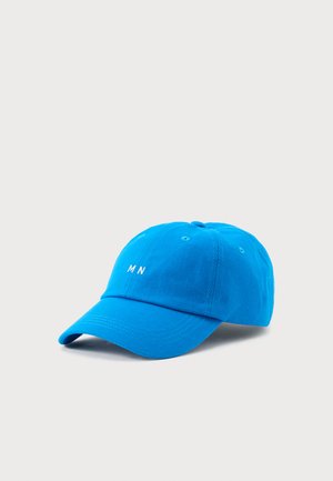 Blå bomull baseballcap med buet skjerm. Har hvit "MN" tekst foran og ventilasjonsøyne. Enkel design, ingen mønstre.