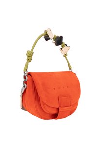 Borsa a tracolla in camoscio arancione con una tracolla verde testurizzata decorata con accenti decorativi. Include una chiusura a patta e un logo del marchio in rilievo.