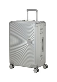 Valigia rigida argentata con motivo a spirale, manico estensibile e quattro ruote per la mobilità. Presenta hardware di bloccaggio e una maniglia laterale.