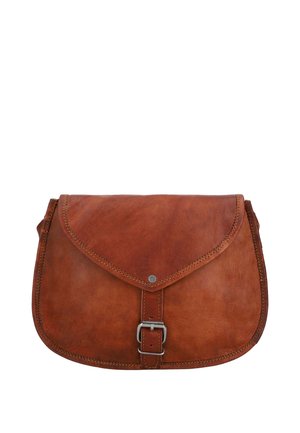 Pruun nahast ristkere koti klapiga, hõbedase pandla ja nähtavate õmblustega servade ümber, valgel taustal.