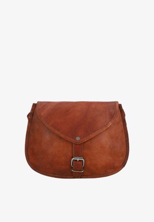 Borsa a tracolla in pelle marrone con chiusura a patta, fibbia argentata e cuciture a vista lungo i bordi, su sfondo bianco.