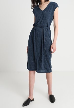 Navyblå knælængde kjole med V-udskæring, korte ærmer og stofbælte. Fremstillet af blødt, tekstureret materiale med en afslappet pasform.