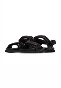 Zwarte leren sandalen met een gesloten neus, een ontwerp met brede banden, een verstelbare achterkant en een getextureerde rubberen zool.