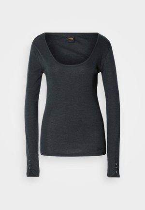 Haut noir à manches longues avec un décolleté arrondi et une coupe ajustée. Présente des accents de boutons au niveau des poignets et un logo discret à l'ourlet.
