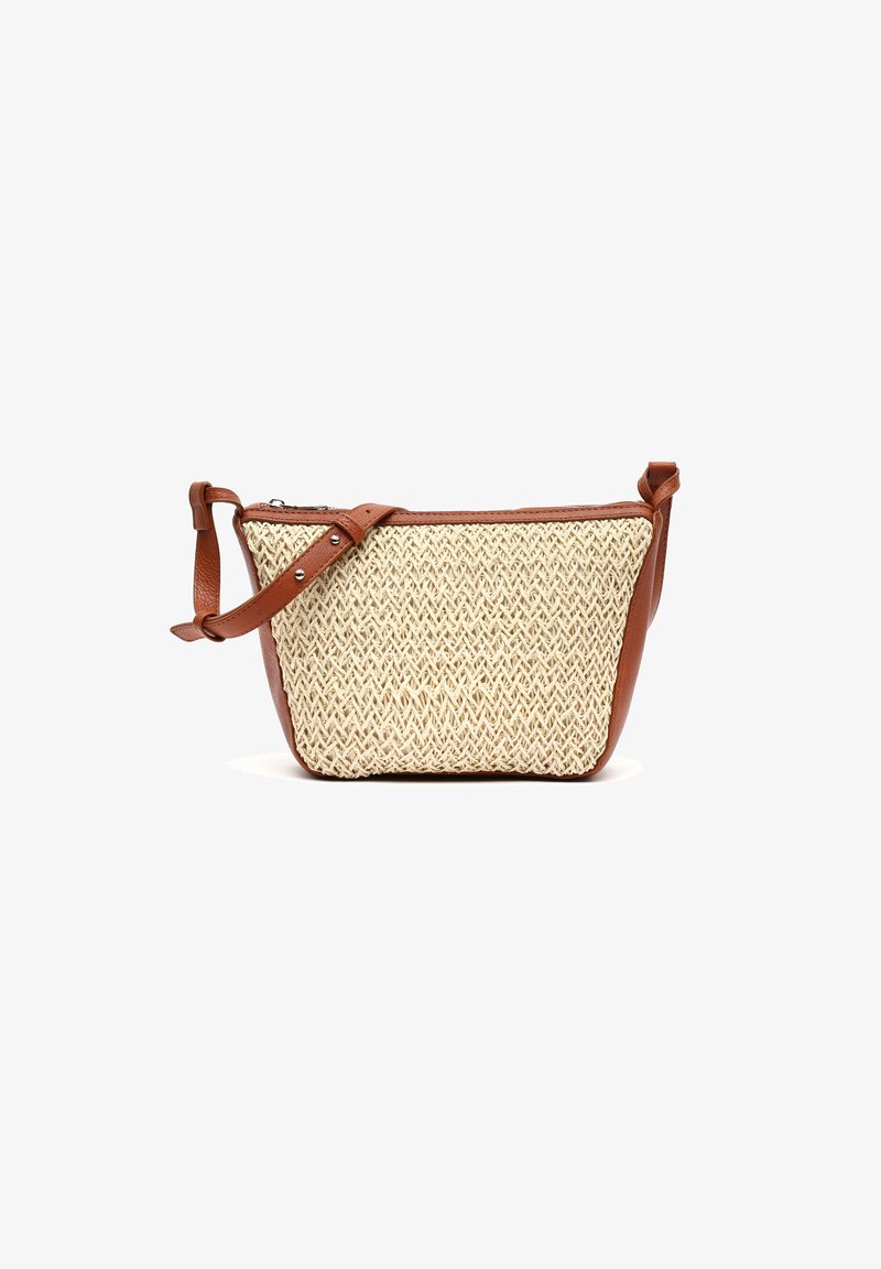 Sac bandoulière en paille tissée avec des accents en cuir marron, fermeture zippée, sangle réglable et surface texturée.