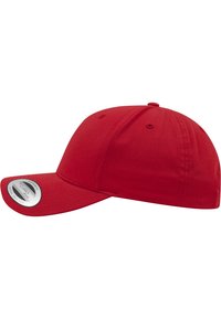 Căciulă de baseball roșie dintr-un material moale, cu o margine curbată, design cu șase panouri și o curea ajustabilă la spate. Textura este netedă.