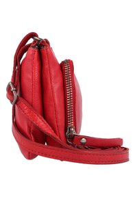 Borsa a tracolla rossa in pelle, dotata di due scomparti con zip e una tracolla sottile e regolabile. Texture liscia con dettagli di cucitura visibili.
