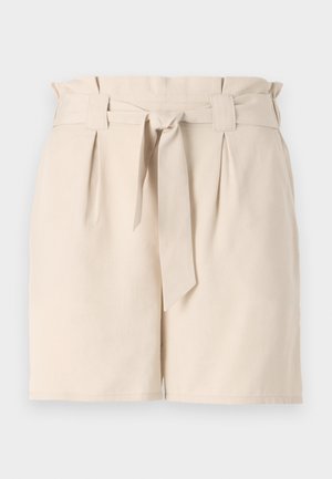 Shorts beiges ajustés en tissu léger, dotés d'une ceinture, de plis et d'une coupe droite.