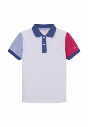 Kurzärmeliges Poloshirt mit weißem Körper, marineblauem Kragen und Knopfleiste, hellblauem linken Ärmel, pinkfarbenem rechten Ärmel mit Logo und Text.