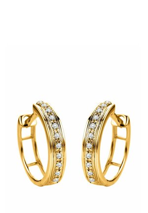 Goldene Ohrstecker in Form von Ringen mit einer glatten Oberfläche und einer Reihe von kleinen, klaren Steinen entlang der Vorderkante. Elegantes, poliertes Design.