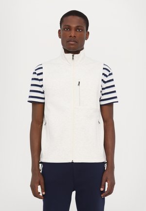 Veste sans manches gris clair avec fermeture éclair à l'avant, deux poches latérales, et un t-shirt à manches courtes rayé bleu et blanc en dessous.