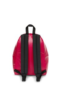 Rode nylon rugzak met een afgeronde vorm, zwarte verstelbare banden en een bovenhandvat om te dragen. Gladde textuur met minimale details.