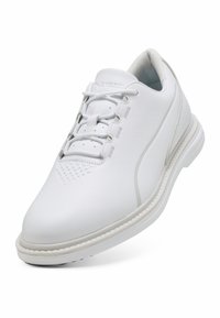 Άσπρο δερμάτινο αθλητικό παπούτσι με κλειστό κορδόνι, επενδυμένο γιακά, υφή στη μύτη και χοντρή ραμμένη σόλα σε λευκό φόντο.