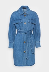 Sukienka koszulowa z denimu w średnim odcieniu niebieskiego, z kołnierzykiem, długimi rękawami, dwoma kieszeniami na piersi, zapięciem na guziki oraz dopasowanym paskiem z tego samego materiału.